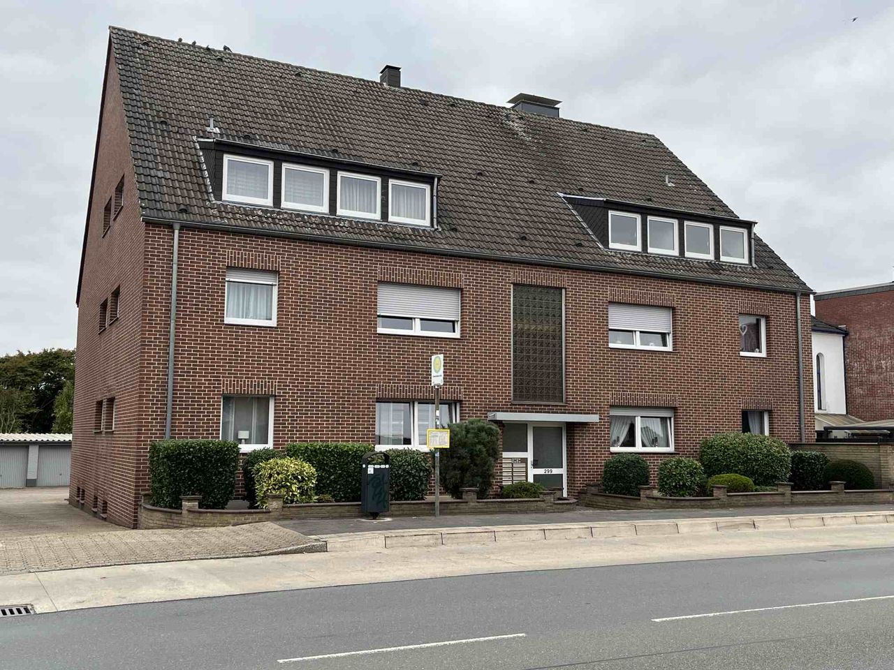 Top-gepflegtes 10-Familienhaus