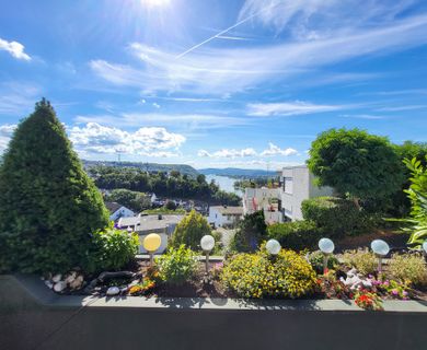 Großzügige Eigentumswohnung mit unvergleichlichem Rheinblick und Penthouse-Feeling!