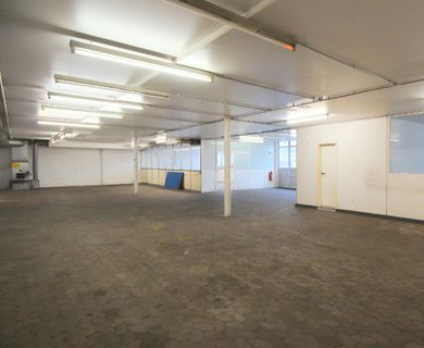 KREFELD: INTERRESSANTE LAGERHALLE MIT BÜRO, TORZUFAHRT, STARKSTROM  und  DUSCHE