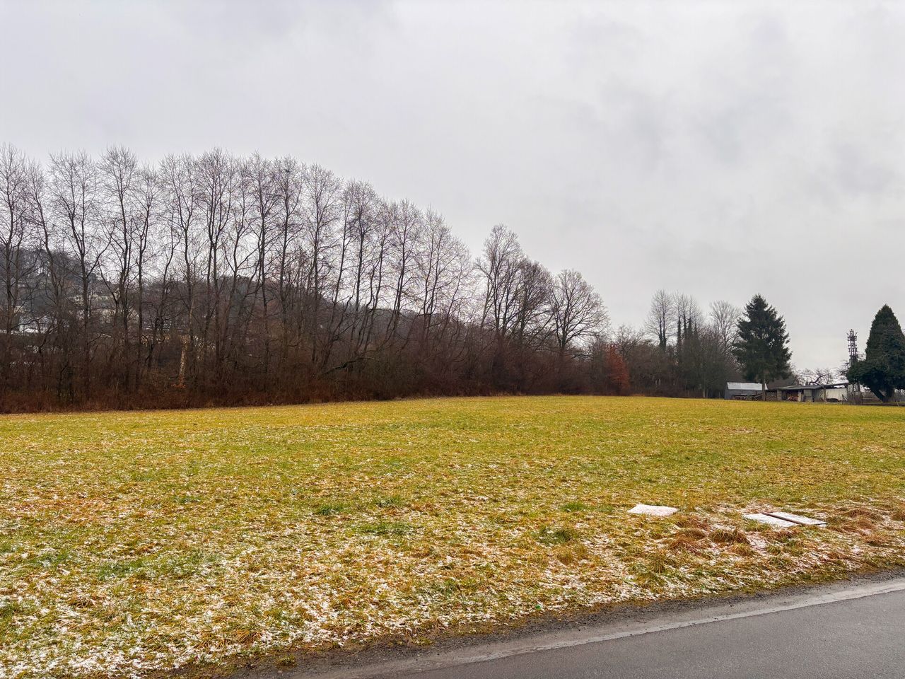 Naturnah leben, bestens angebunden: Großzügiges Baugrundstück in attraktiver Lage von Windeck!