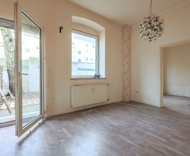 Entkernte Erdgeschoss-Wohnung mit eigenem Garten