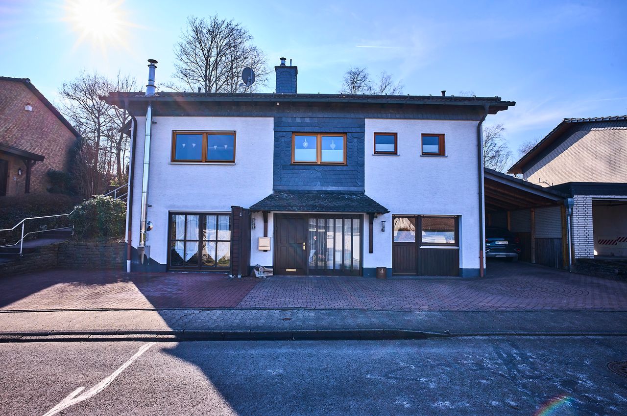 Attraktives Einfamilienhaus mit Einliegerwohnung in ruhiger Höhenlage von Gummersbach-Derschlag!