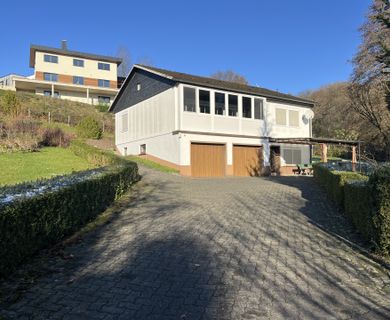 *RESERVIERT* Charmantes Einfamilienhaus mit großem Grundstück, Wintergarten und 2 Garagen!