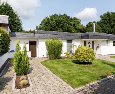 Schlebusch: Hochwertig ausgestatteter Bungalow, ca. 219 m² Wohnfläche, 2 Garagen
