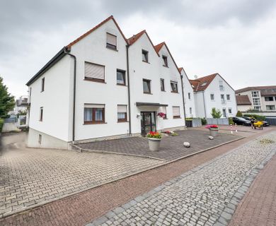 4 Zimmer Wohnung, 2 Garagen, drei Stellplätze