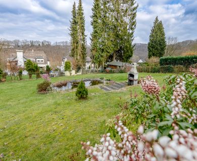 Viel Platz für individuelle Wohnträume: Dreifamilienhaus mit schönem, großem Gartengrundstück