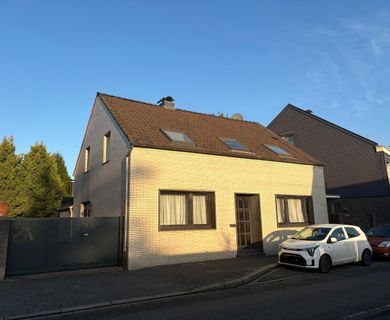 Freistehendes Einfamilienhaus in DU-Homberg/Grenze Moers mit Garage  und  Hobbyraum im Garten