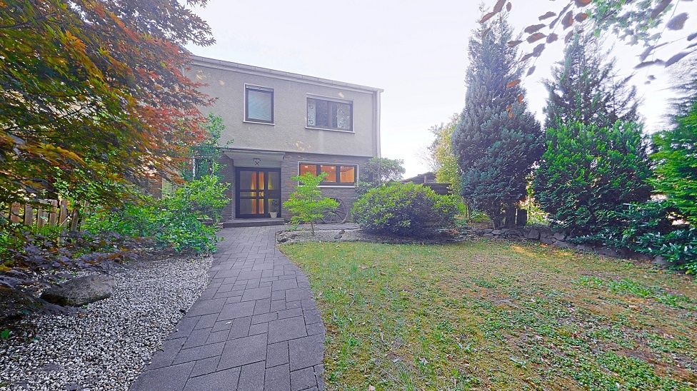 Familienglück auf 130 m²: 5 Zimmer, Tageslichtbad, G-WC, Kamin, großer Garten und Garage