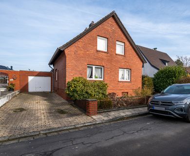 Freistehendes Einfamilienhaus mit Charme, sonnigem Garten und vielfältigen Gestaltungsmöglichkeiten