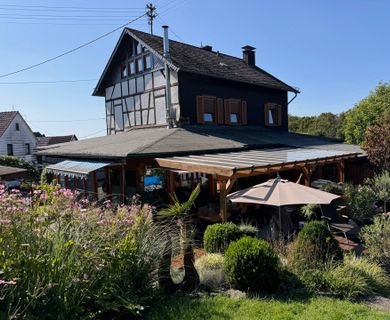 Schickes und gemütliches Fachwerkhaus mit Wintergarten, liebevoll angelegtem Garten & Pool!