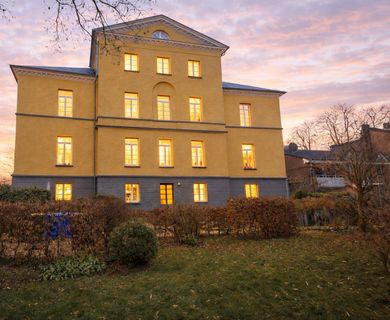 KR-UERDINGEN: WOHNEN IN EINER HISTORISCHEN BURG MIT RHEINBLICK