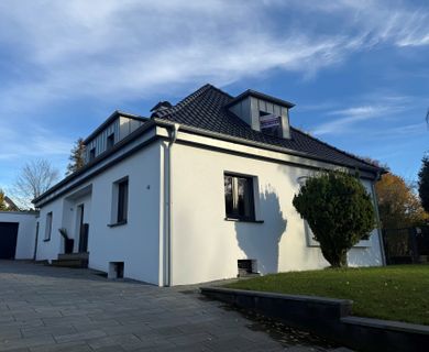 Exklusives Wohnerlebnis – kernsaniertes Einfamilienhaus mit großzügigem Garten und eleganten Details