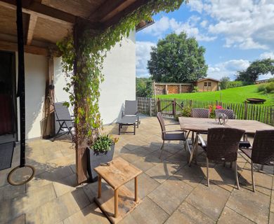 **RESERVIERT** Elegantes Wohnhaus mit Galerie und weitläufigem Grundstück am Ortsrand!