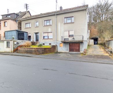 Solide Kapitalanlage: Mehrfamilienhaus mit 4 Wohneinheiten, Garagen und Garten!