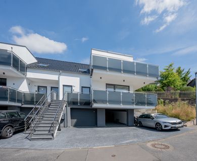 Architektur trifft Achtsamkeit: Stilvolle Etagenwohnung mit Bergblick, Terrasse & grüner Technik