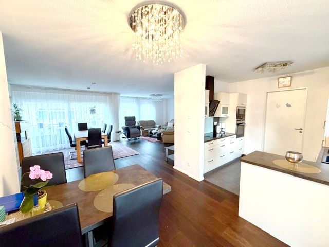 Wohn-/Essbereich mit offener Küche (mit Einbau)