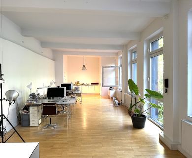 Düsseldorf-Friedrichstadt! Helles, großräumiges Büro mit PKW-Stellplatz!