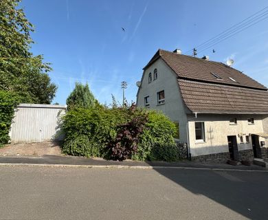 Renovierungsbedürftige, gemütliche Doppelhaushälfte mit Garten – nahe Schulzentrum!