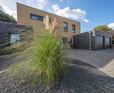 Modernes Einfamilienhaus mit Einliegerwohnung in idyllischer Feldrandlage, Garten und Südterrasse
