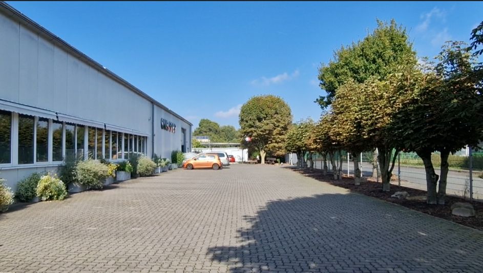 Geldern: Gewerbehalle mit EFH