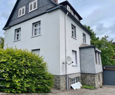 Gepflegtes Haus mit Garten und Garagen in zentrumsnaher Lage!