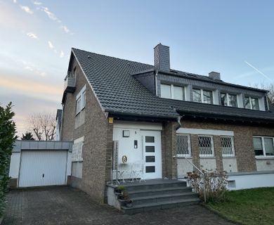 Düsseldorf-Angermund – Exklusive Wohnlage! Renovierte 4-Zimmer-Wohnung mit Terrasse und Garage!