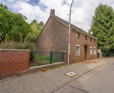 Seltenes Investitionsjuwel in Mönchengladbach – großzügiges Grundstück mit Neubaupotenzial