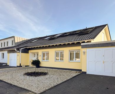 Geräumiges Einfamilienhaus mit Garagen und Terrasse in Ortsrandlage von Swisttal!