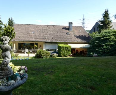 Herrschaftliches Einfamilienhaus mit Einliegerwohnung und Doppelgarage im Haus in HA-Elsey