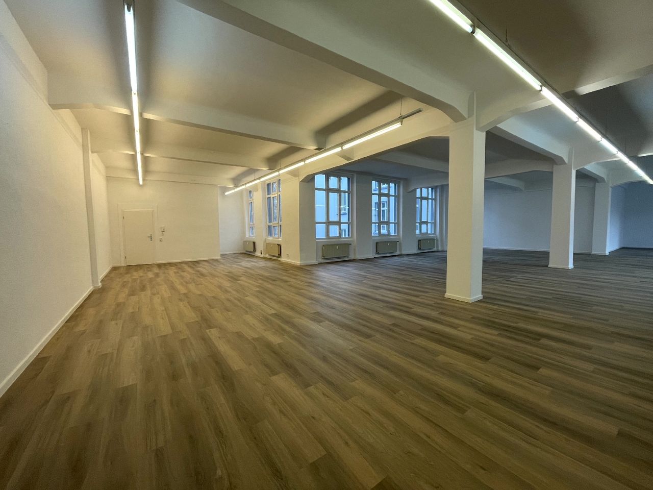 FRISCH RENOVIERTES BÜRO AUF 255m² IN ZENTRALER LAGE
