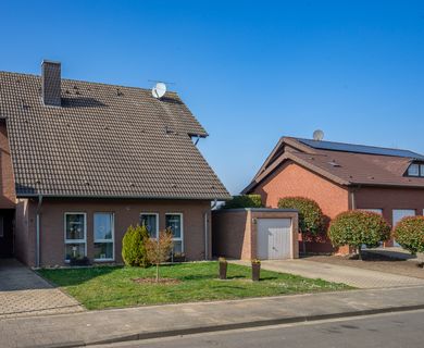 Geräumiges Zweifamilienhaus in Linnich – Investment mit ausgebautem Dachgeschoss!