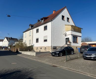 Gepflegtes Zweifamilienhaus mit großem Garten und Garage in guter Lage in Niederhadamar!